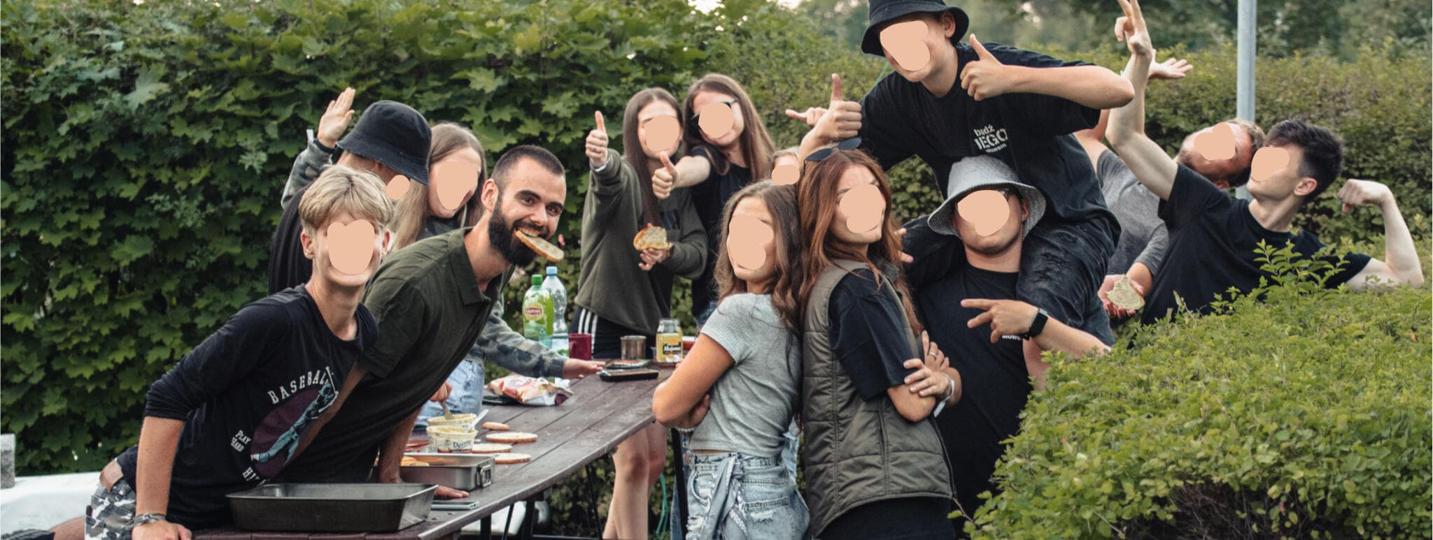 Integracja ogniskowa na obozie letnim